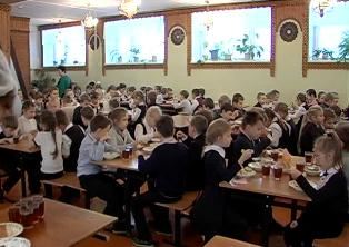 Губернатор подписал закон об увеличении объема субсидии на льготное питание школьников