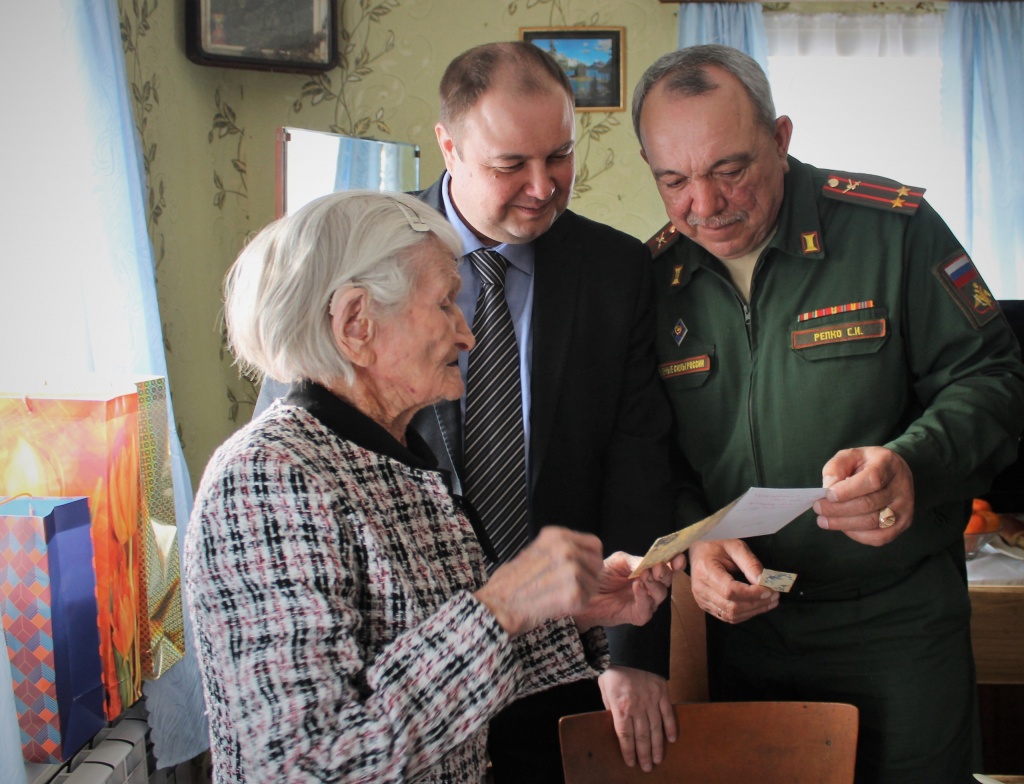 Глава города и военком приехали к ветерану с самого утра