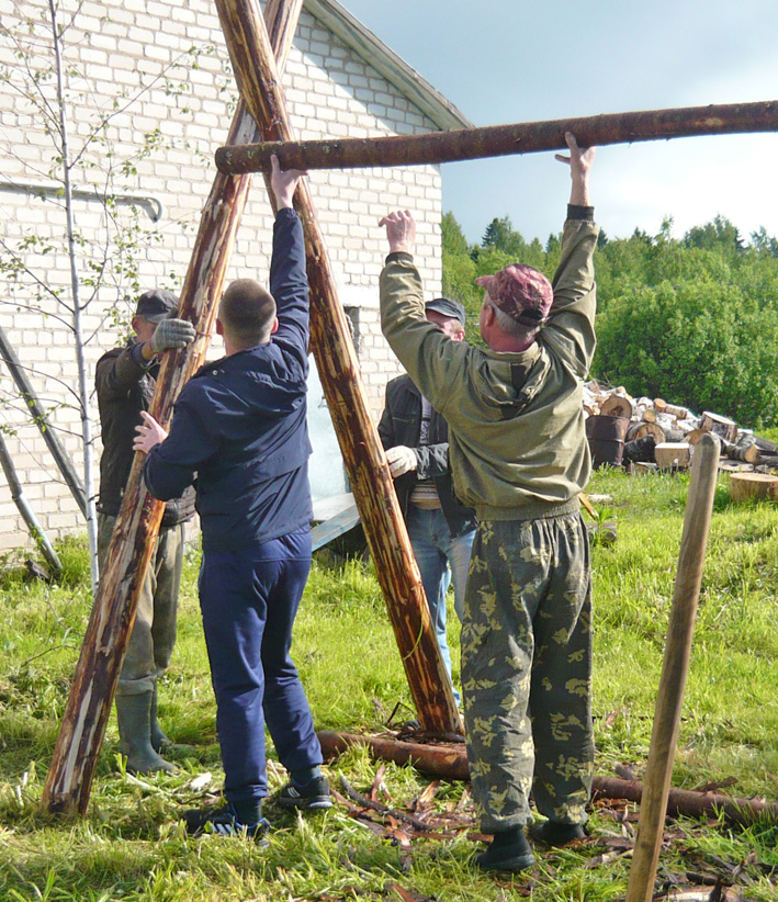 Вол Ладыгино строят детскую площадку.jpg