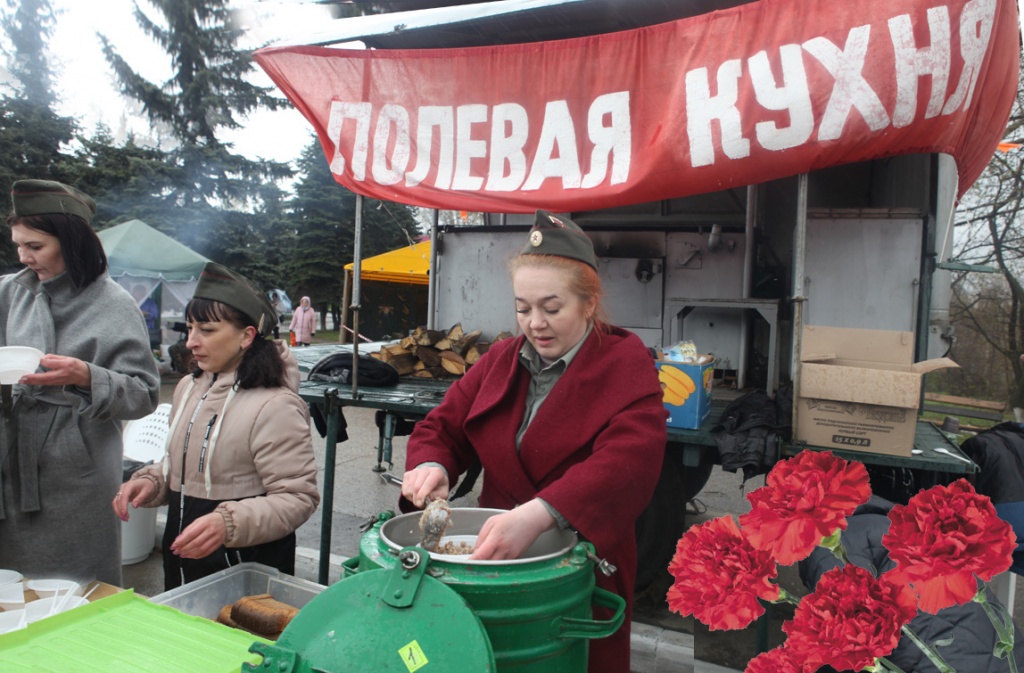Полевая кухня накормила галичан сытной солдатской кашей Полевая кухня накормила галичан сытной солдатской кашей
