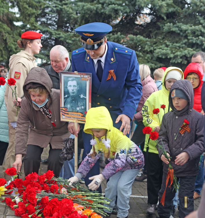 К подножию памятника Воину-Победителю легли сотни гвоздик К подножию памятника Воину-Победителю легли сотни гвоздик