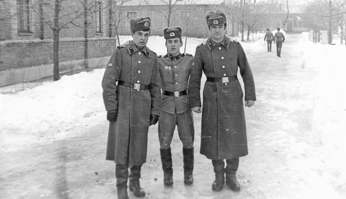 Так и служили - в обнимку, плечом к плечу