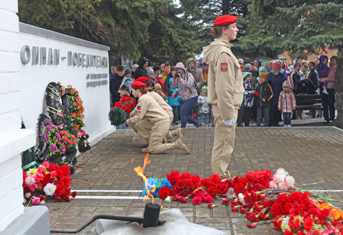Почетную вахту на Посту№1 несли в этот день юнармейцы клуба «Стяг» Почетную вахту на Посту№1 несли в этот день юнармейцы клуба «Стяг»