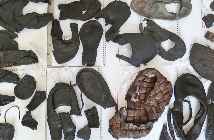 В периметре постройки археологи нашли много деталей обуви, обрезков кожи и инструменты сапожного дела: шило и специальные сапожничьи ножи. рас2.jpg