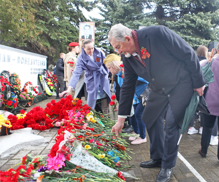 Люди нескончаемым потоком шли к Вечному огню Люди нескончаемым потоком шли к Вечному огню