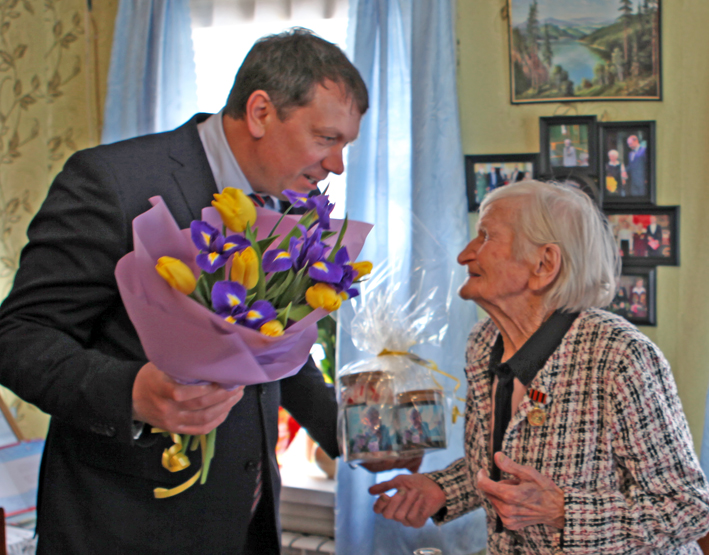 Главный редактор Виктор Сахаров поздравил Антонину Николаевну от всего коллектива "Галичских известий"
