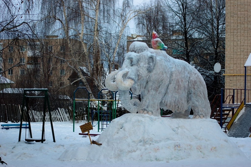 Мамонт благодаря Евгению Балакину побывал на улице Колхозной в 2019 году. Фото galich44.ru