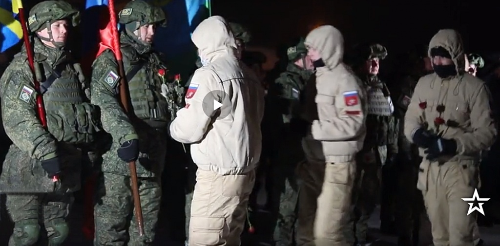 "Стяговцы" вручили цветы воинам, вернувшимся на родину