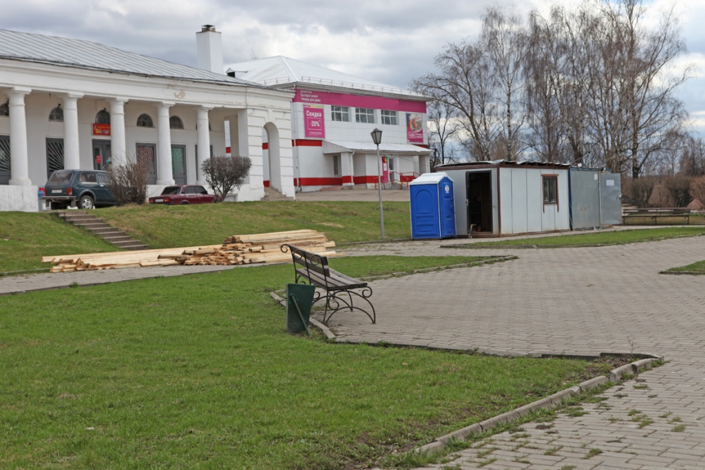 В центре города к строительным бытовкам добавились груды досок