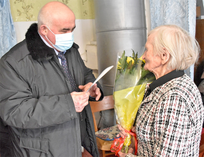 Сергей Ситников приехал в Галич специально, чтобы поздравить Антонину Николаевну.jpg