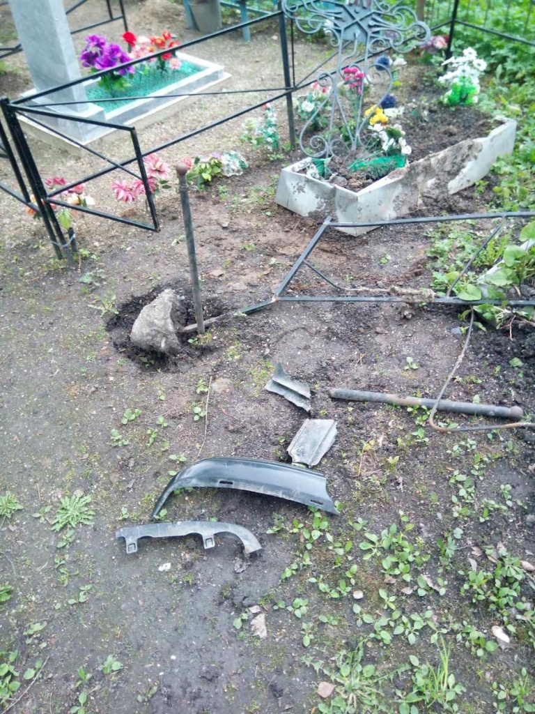 Обломки бампера на месте происшествия