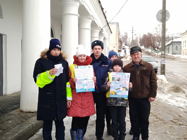 Галичским водителям разъяснили правила безопасности детей в автомобиле