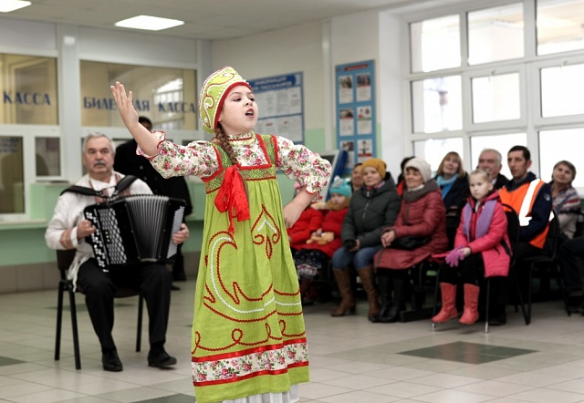 Вокзал был полон. Зал рукоплескал