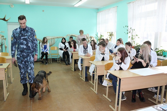 Секреты дрессировки раскрыли студентам кинологи СИЗО  