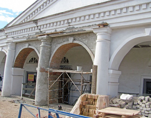 Восстановление колонны Нижних торговых рядов, серьезно поврежденной в середине марта большегрузом, подходит к завершению