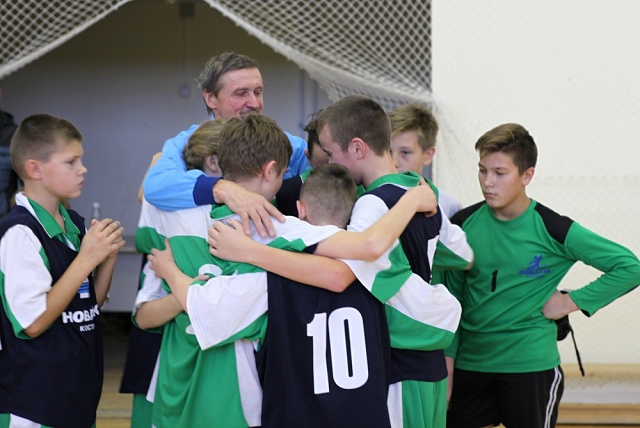 В футбол играют настоящие...