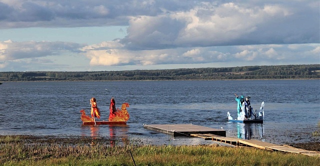 Вместо привычной театральной сцены - вода!