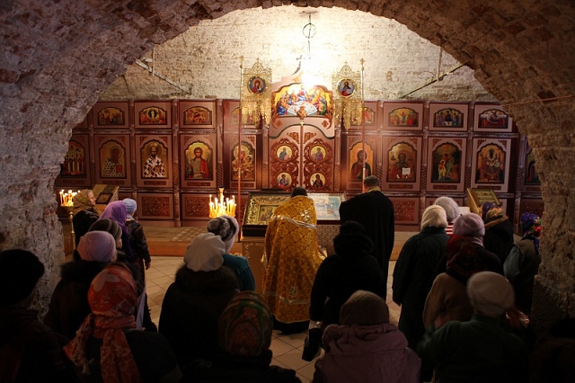 Пред святыми ликами нового иконостаса