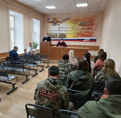 Галичские полицейские поздравили галичских добровольцев ЛизаАлерт с днем рождения отряда.