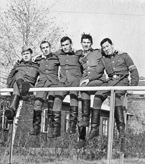 Так и служили – в обнимку