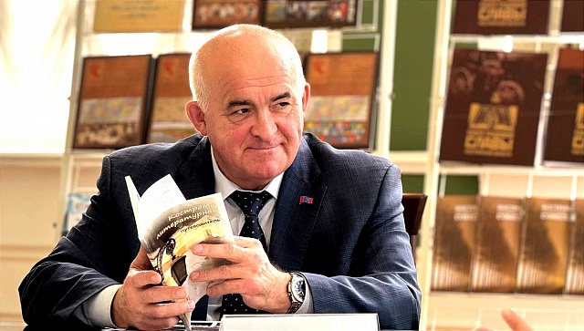 Поддержка начинающих авторов и издание стихов с фронта: губернатор Сергей Ситников встретился с костромскими писателями