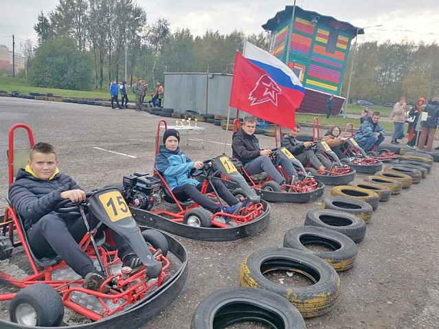 "Стяг" уверенно лидирует в любых гонках