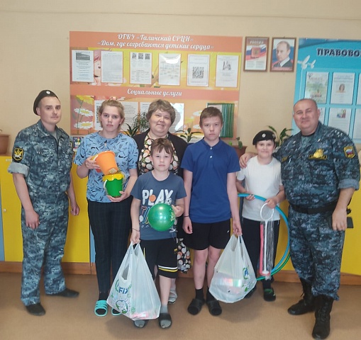 Подарки для ребят вручили приставы