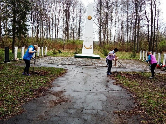 В преддверии празднования 75-летия Великой Победы в селах Галичского района благоустраивают парки и скверы победы, территории вокруг памятников воинам-победителям