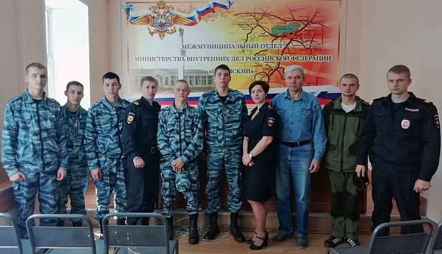 "Право носить погоны  -  это не право власти, а высокая привилегия помогать людям"