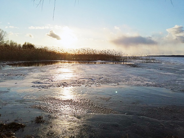 Спасатели предупреждают: выход на первый неокрепший лёд смертельно опасен!