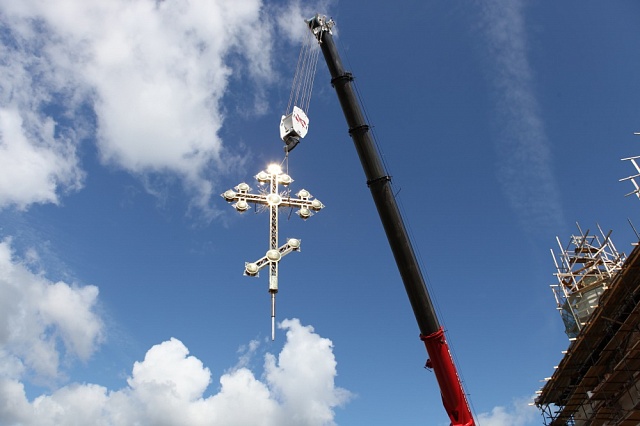 О, Пречестный и Животворящий Кресте Господень, помогай ми