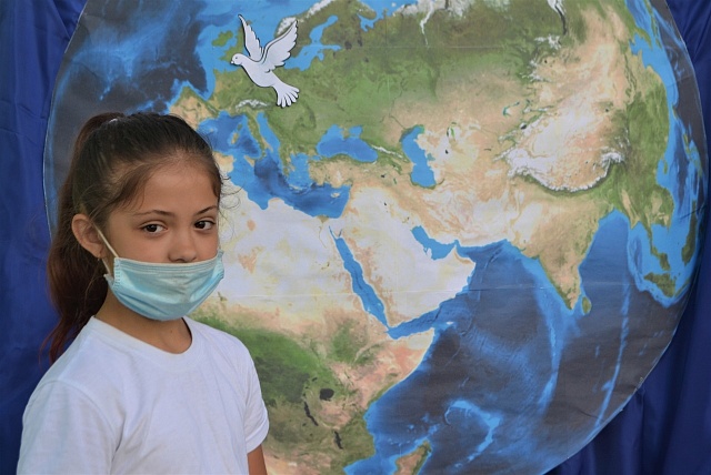  Галичская детвора запустила над планетой белых голубей