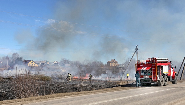 Вода отступает, теперь угрожает огонь