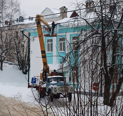 Безопасность заснеженных крыш в Галиче проверила комиссия городской администрации