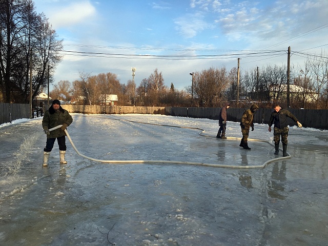 В Галиче заливают первый каток