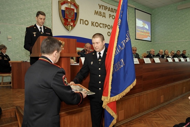 Знамя и автомобиль в наших руках