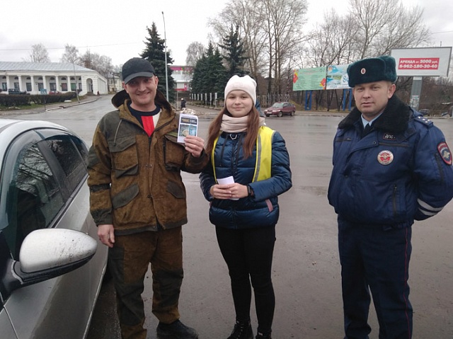 Галичские инспекторы совместно с отрядом  ЮИД провели акцию «Дорога без ДТП»