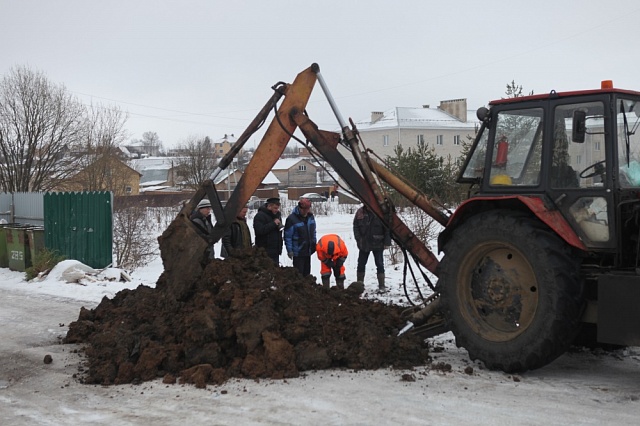 Работы по устранению порыва на сетях начались