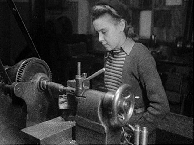 Нет такого права у шлифовщицы — рукавицы надеть