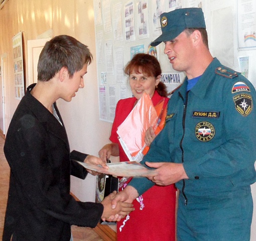 Безопасность — в рисунках и поделках