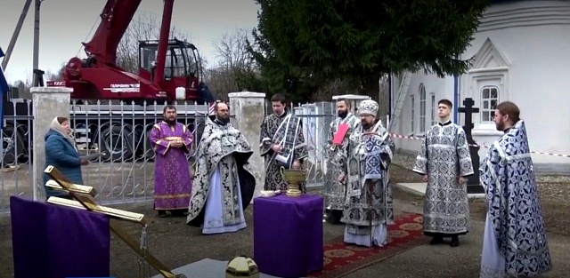 Снова в небо устремился крест