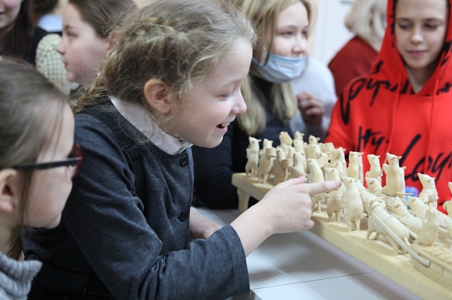 Галичские школьники без труда разгадали секрет старинной деревянной игрушки