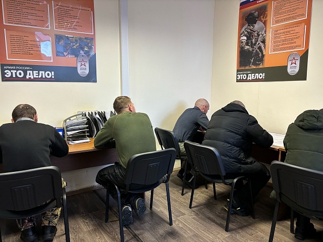 Жители региона подписывают контракты, чтобы поддержать земляков