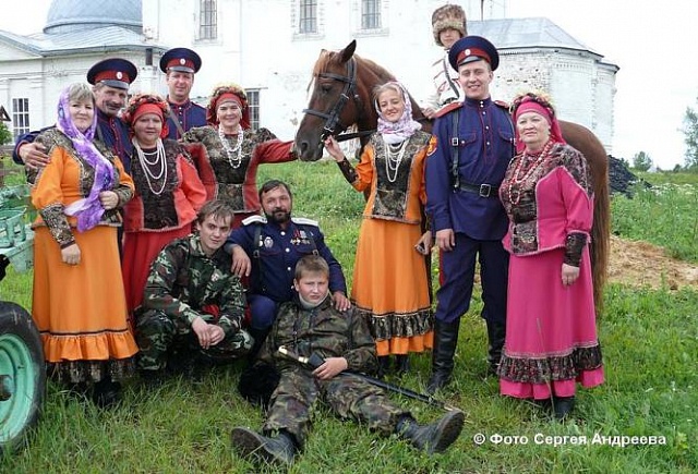 Поет и гуляет "Казачий стан"
