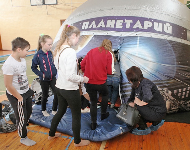 Настоящим центром притяжения на фестивале «Система Fest» для детей стал мобильный планетарий 