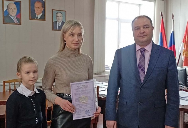 Сертификат на приобретение жилья вручили маме четверых детей