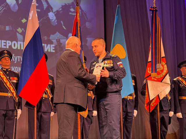 Сергей Ситников поздравил 1065 полк с награждением Орденом Кутузова. 