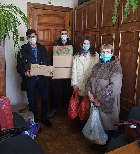 Елена Кузьмичева, преподаватель школы №4: «Люди оказались в трудной жизненной ситуации - им нужна помощь и поддержка. Мы помогли - все вместе».