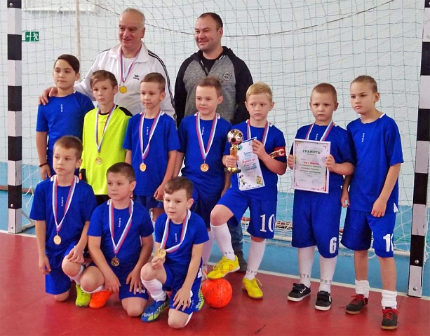 Маленькие чемпионы турнира по футболу