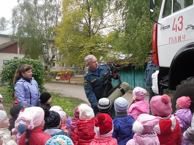 В детский сад — на пожарной машине